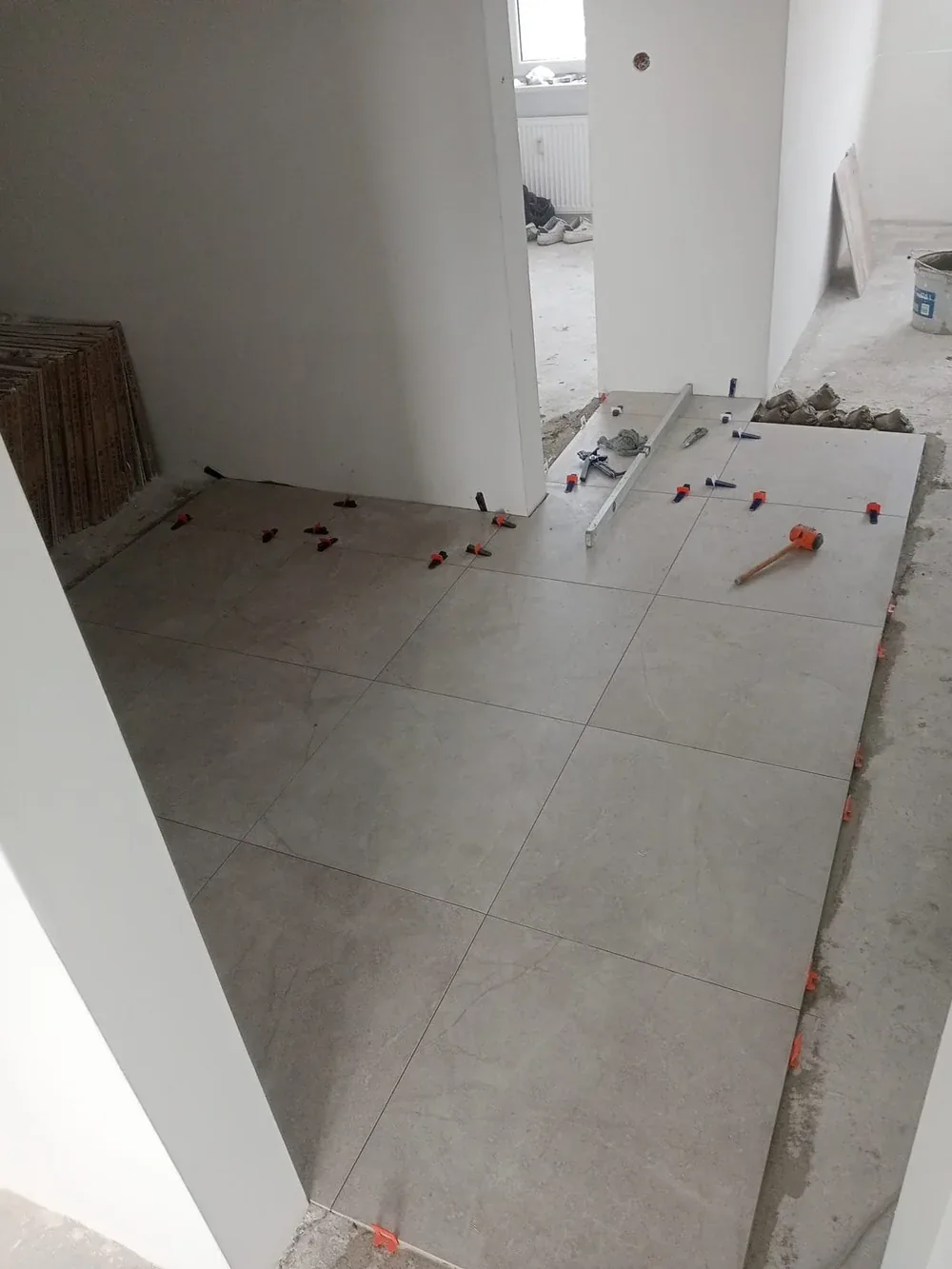 Mieszkanie przed pracami — kamienica w Zabrzu, ściany po remoncie instalacji