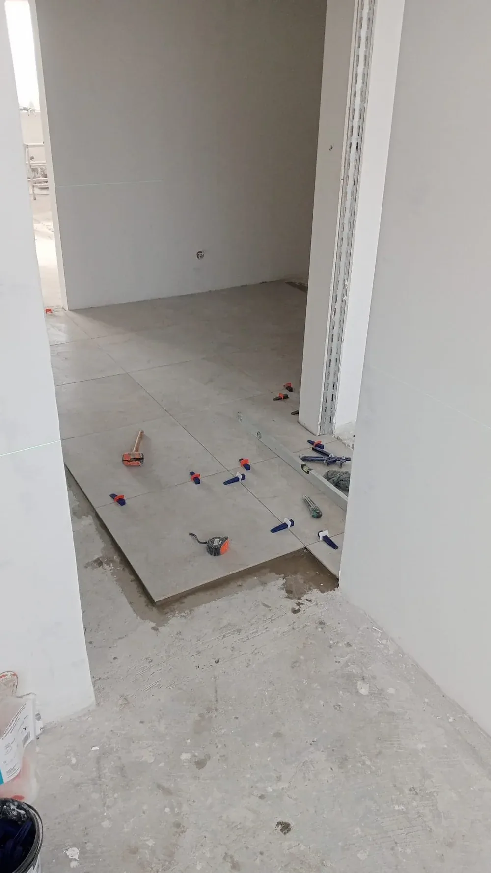 Kafelkowanie łazienki w Rudzie Śląskiej — płytki ceramiczne na ścianach, realizacja Onmo